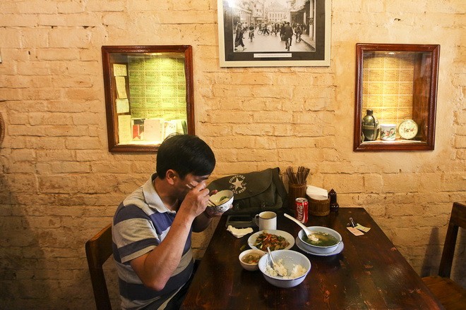 Một thực khách đang ăn bữa cơm với dưa xào tóp mỡ và canh cua cà ghém - Ảnh: Nguyễn Khánh